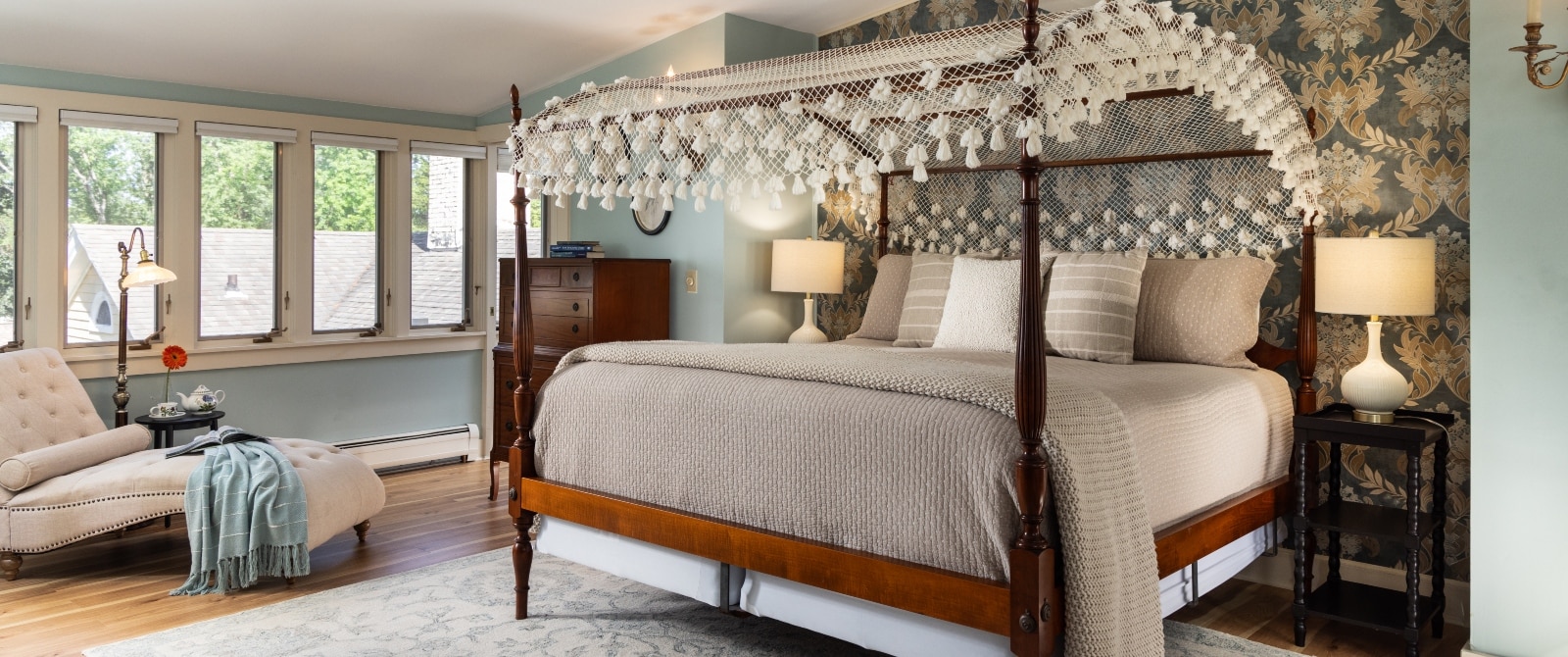 Canapy bed with lace top